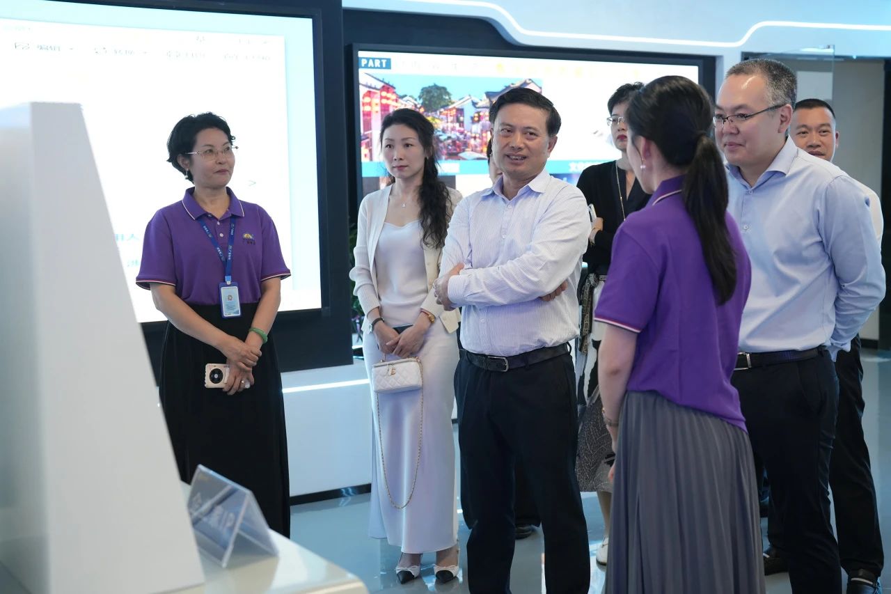 民盈集团、天安数码城向导一行莅临EMC易倍集团旅行交流